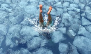Водолаз постави рекорд с гмуркането си в замръзнало езеро в Швейцария (ВИДЕО)