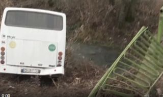Автобус с пътници падна в река в сливенско село