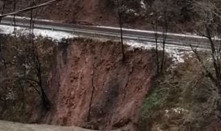 Главният път през Искърското дефиле може да пропадне в реката (ВИДЕО)