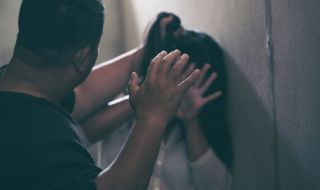 Секс маниак, хванат да мастурбира до забавачка, започна и да изнасилва по улиците