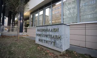 Служителите на Националния осигурителен институт излизат на протест