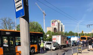 Верижна катастрофа с два автобуса в София, един пострадал
