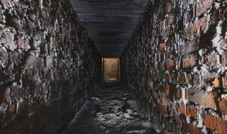Британец откри мистериозни тунели в дома си (ВИДЕО)