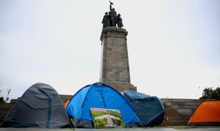 Поставянето на строителна ограда около паметника на Съветската армия поиска Трайчо Трайков