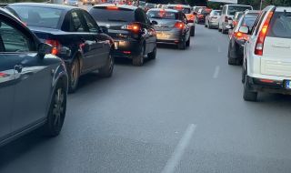 На светофара на "Самоковско шосе" се чака над час