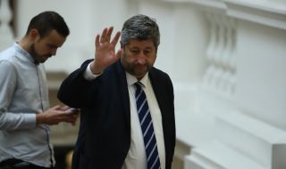 И "Демократична България" поиска държавата да поеме контрола върху "Лукойл"