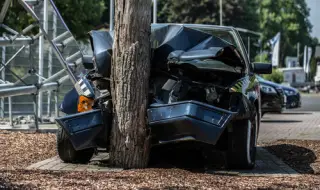 A car crashed into a tree and caught fire, the driver died on the spot 