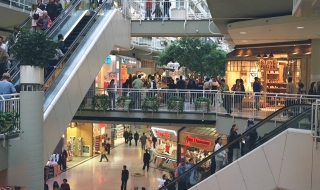 Стрелба в търговски център в Торонто