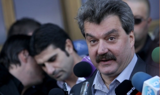 Батков: Ние сме със самолет, а те - с рейс