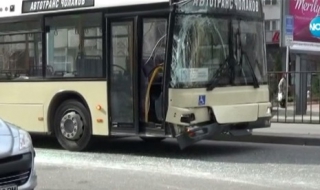 Два автобуса се удариха, двама пострадаха