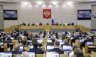 Безаналогов парламент! Покривът на руския Съвет на федерацията протече от падналия дъжд 