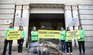 „Грийнпийс“ – България внесе петиция и занесе шамандура на МОСВ