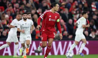 Вирджил ван Дайк не вярва, че футболистите на Ливърпул играят за бъдещето си в клуба