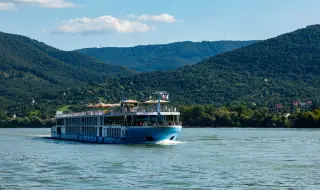 Кораб с над 200 души на борда заседна в река Дунав