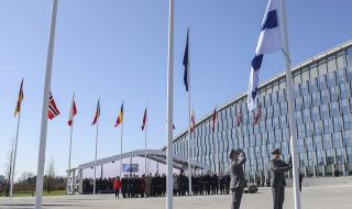 Финландия е в НАТО! Националният флаг се вее пред централата на Алианса в Брюксел