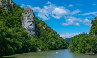Най-високата скална скулптура в Европа се издига само на часове от България
