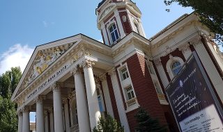 Премахнаха незаконно заведение пред Народния театър в София