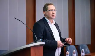 Доц. Бърдаров: Има сериозна прослойка от населението, която вижда бъдещето на изток