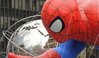 Футболист от Норич като Спайдърмен