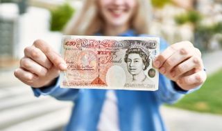 Колекционерите са в трескаво търсене на монети и банкноти с лика на Елизабет Втора