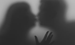 Жена правила секс с призрак в продължение на 20 години