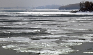 Дунав продължава да замръзва