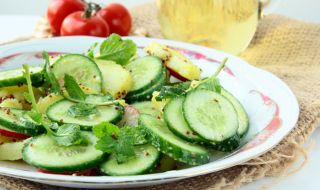 Рецепта за вечеря: Свежа салата с краставици и специален дресинг