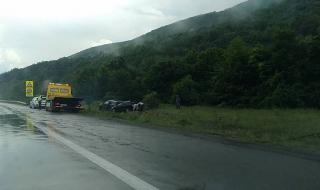 Две коли изхвърчаха от пътя при порой над "Тракия" (ВИДЕО)