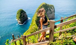 Голи туристи предизвикват забрана за планинско катерене в Бали