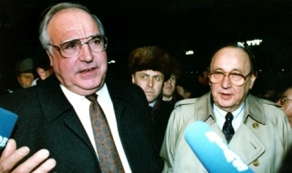 Хелмут Кол посече бежанската политика на Ангела Меркел