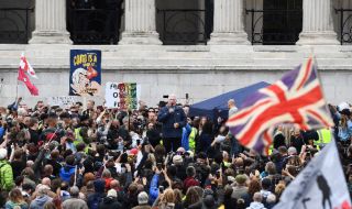 Хиляди британци излязоха на протести срещу повишаването на цените на енергията и климатичната криза