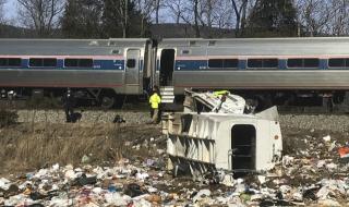 Влак с конгресмени се удари в камион