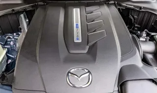 Mazda залага здраво на бензина и на ДВГ