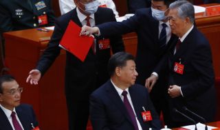 Бившият китайски президент Ху Цзинтао е бил изведен от залата на конгреса на ККП