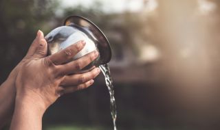 Пречистващ ритуал с вода гони лошата енергия от дома