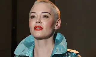 Роуз Макгауън се оплака от заплахи и тормоз от продуценти на снимачната площадка на „Чародейките“