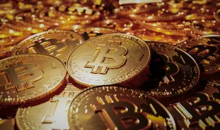 Защо златото и биткойнът скочиха рекордно?