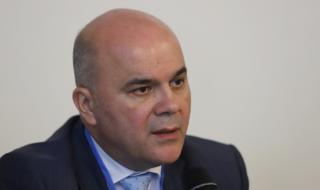 Според министър Петков средната заплата се вдига с 10% всяка година