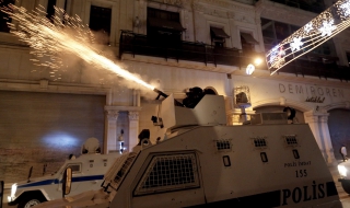 Три деца ранени от полицията край площад "Таксим"