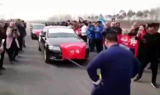 Китаец издърпа 7 коли с тестисите си (ВИДЕО)