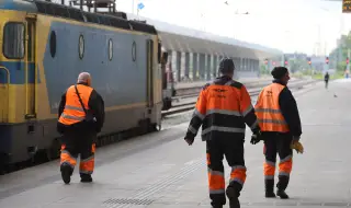 Блокирано е движението на влаковете между София и Кулата