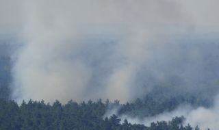 Голям пожар в Германия след експлозия в склад за боеприпаси