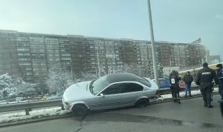 Кола кацна на мантинелата на "Цариградско шосе", предизвика тапа 