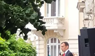 Протест в защита на Васил Терзиев пред Столична община ВИДЕО + СНИМКИ