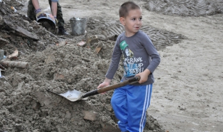 Дарения и доброволци подпомагат бедстващите