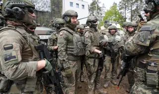 Наръчници, раници, оръжия: в Полша се готвят за най-лошото