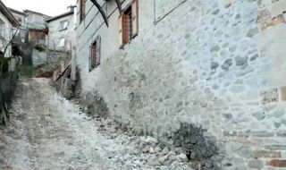 Изкопи подкопават основите на десетки къщи