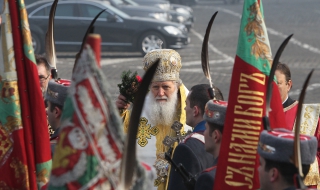 Патриарх Неофит освети бойните знамена за Богоявление