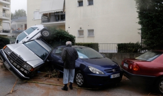 Библейски потоп се изля над Атина - Видео