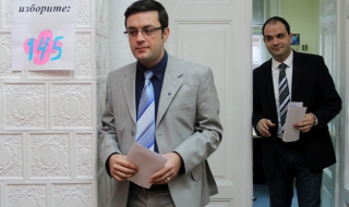 Да се проверят данните за следене и подслушване на политици